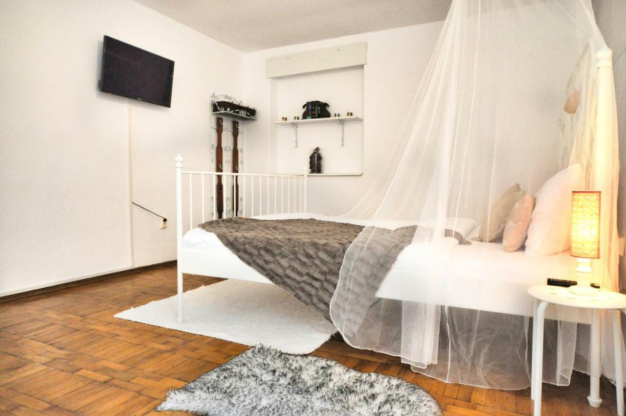 Pine House Appartement Braşov Buitenkant foto