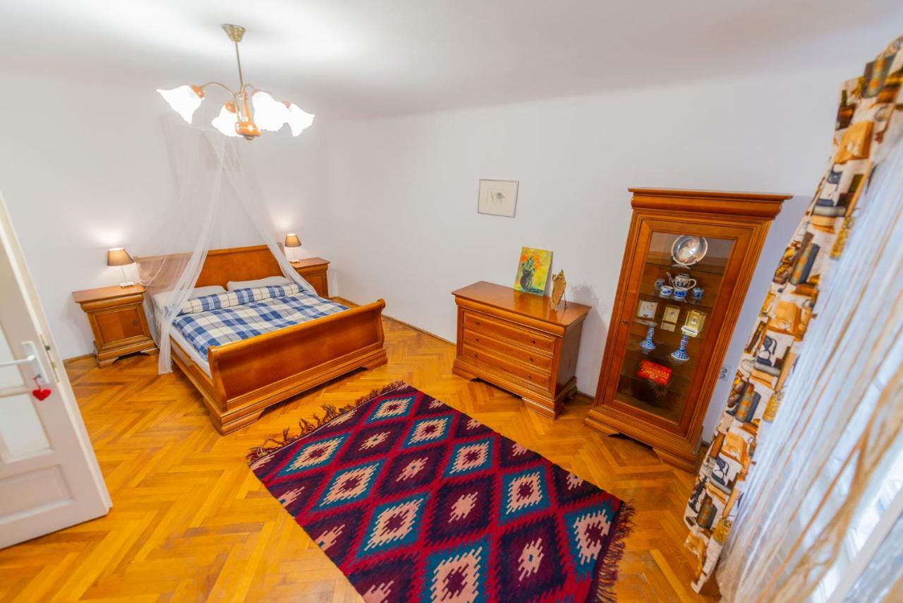 Pine House Appartement Braşov Buitenkant foto