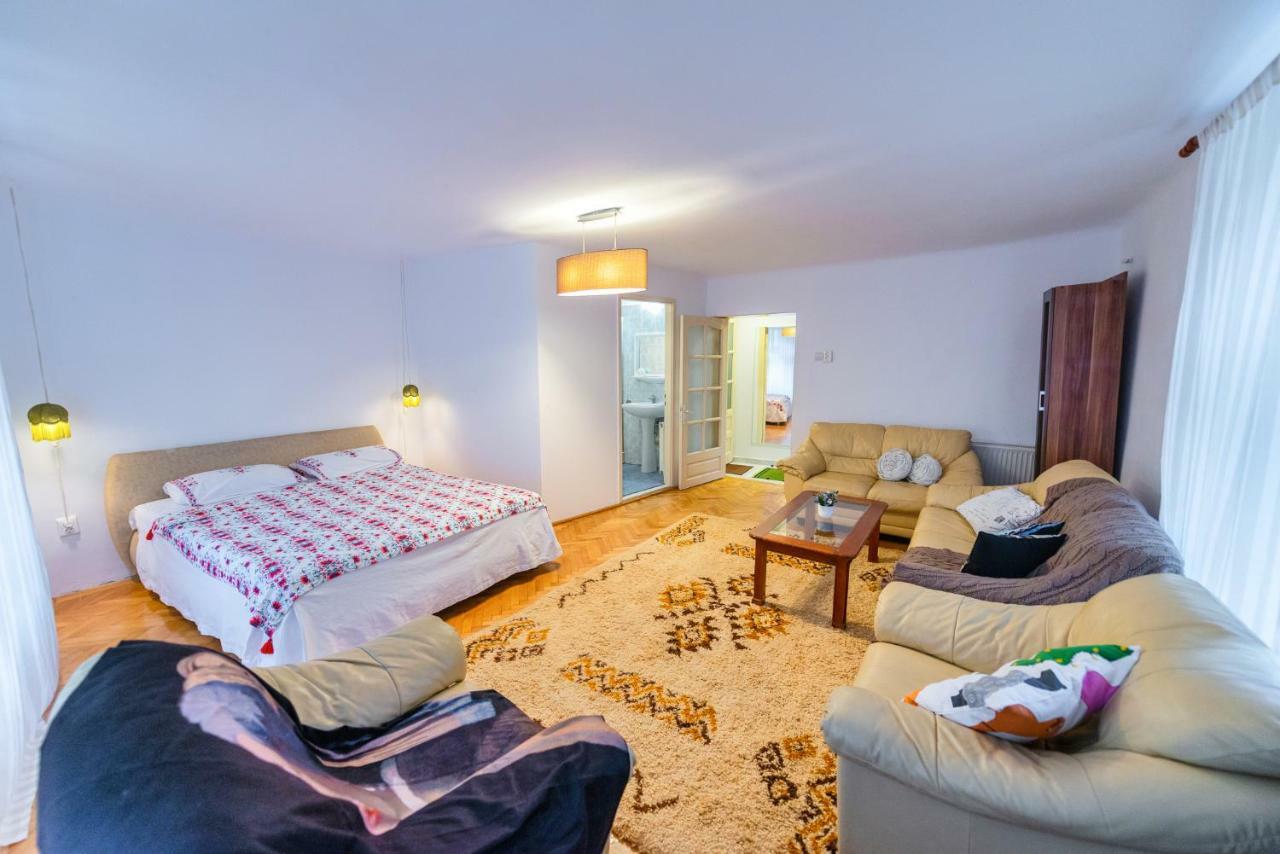 Pine House Appartement Braşov Buitenkant foto