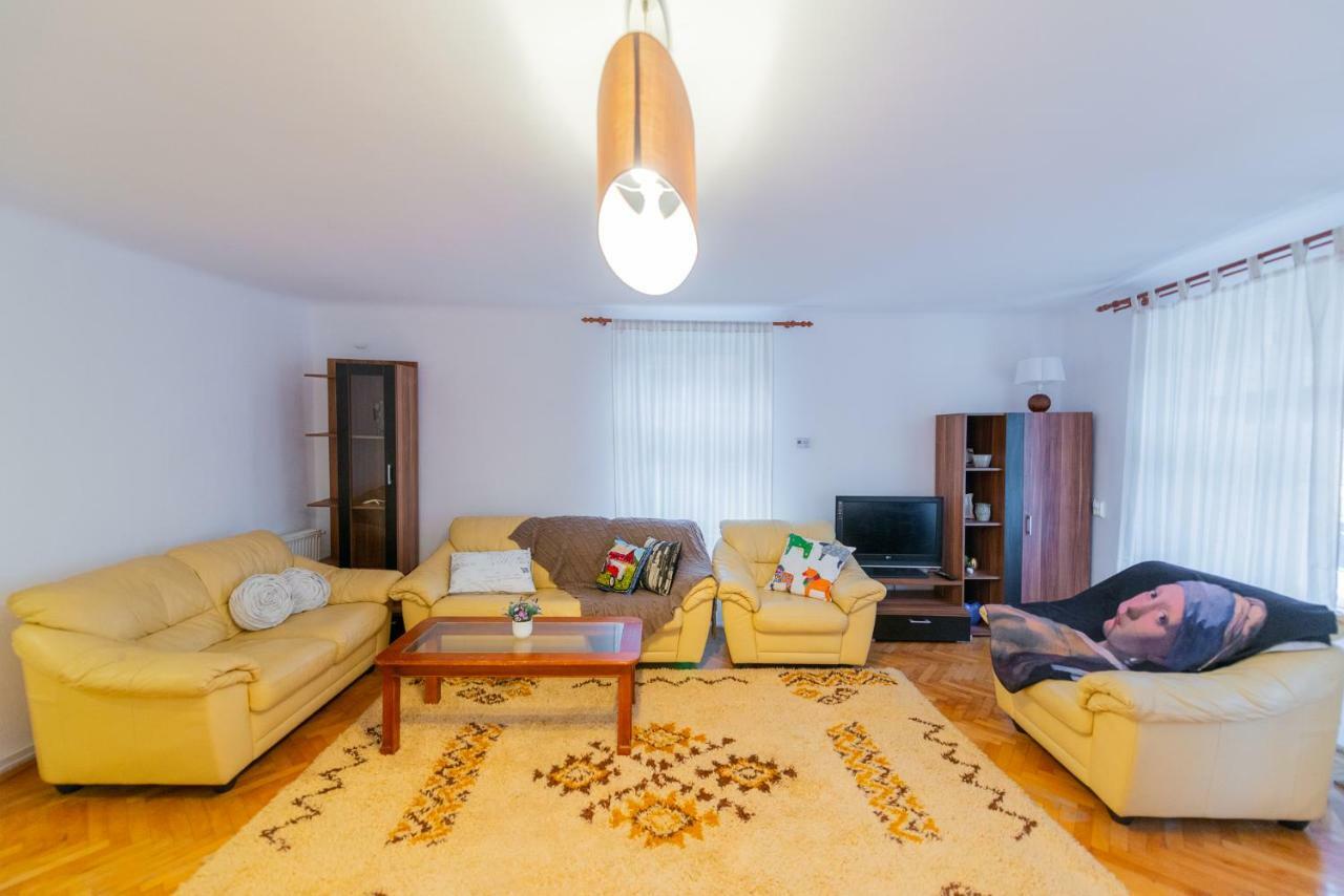 Pine House Appartement Braşov Buitenkant foto