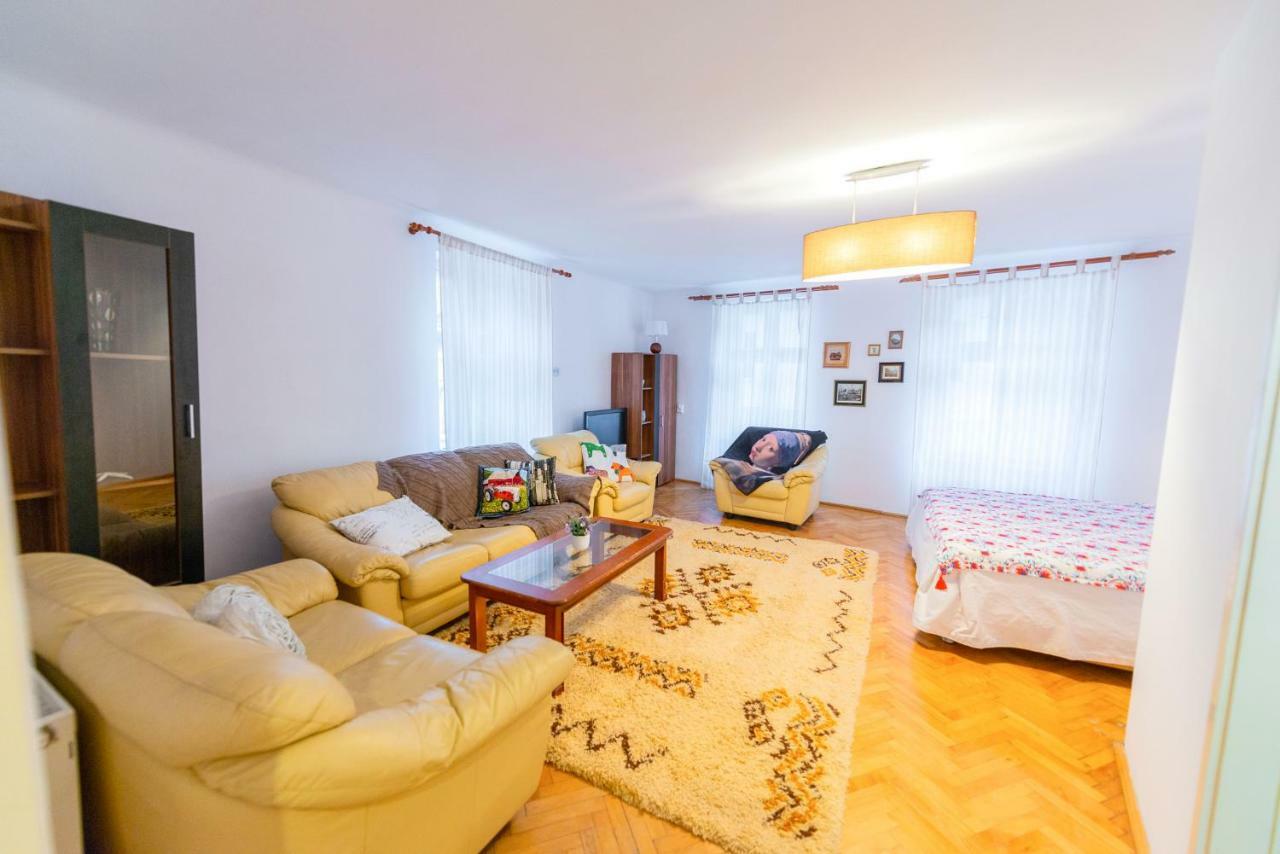 Pine House Appartement Braşov Buitenkant foto