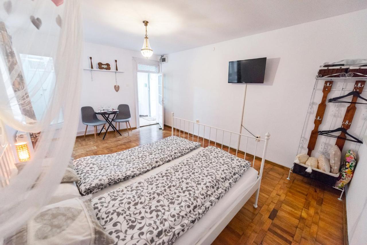 Pine House Appartement Braşov Buitenkant foto