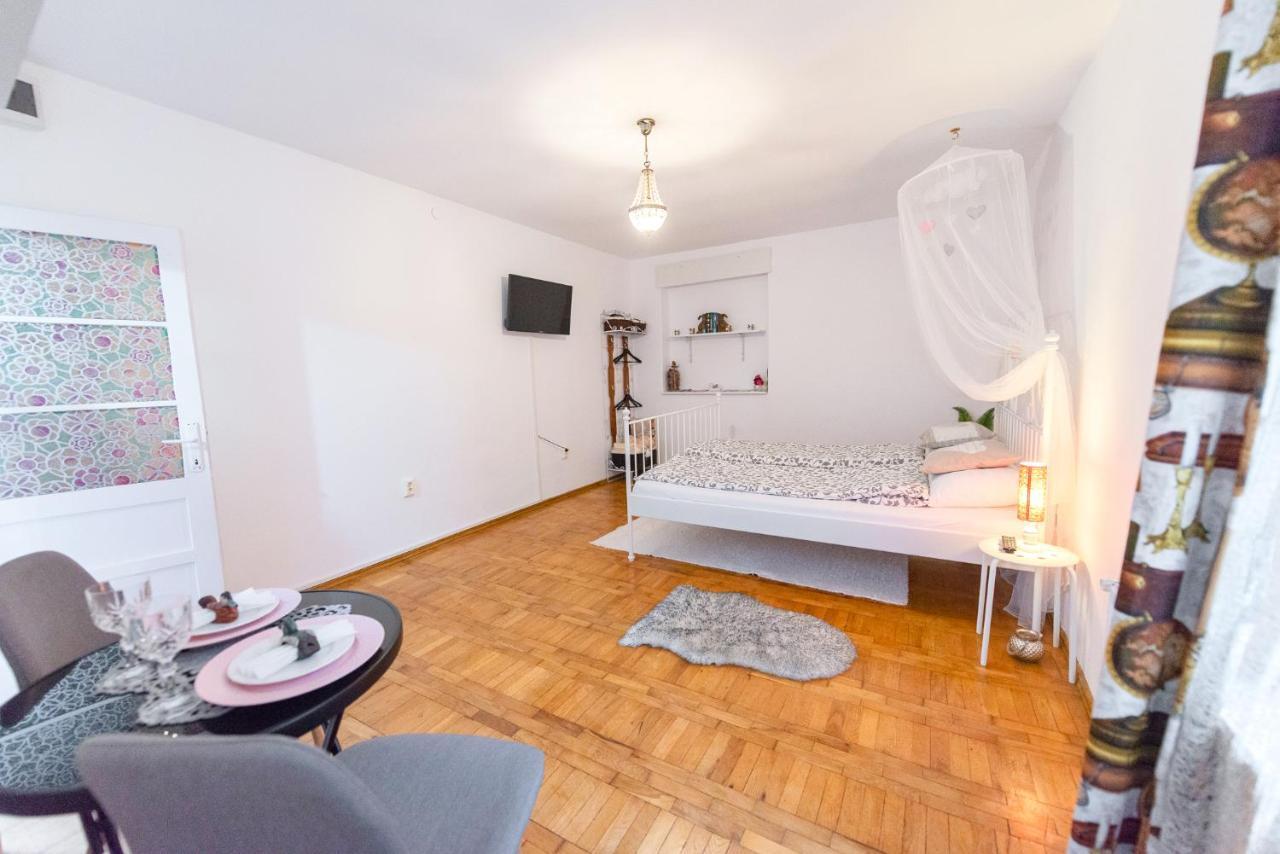 Pine House Appartement Braşov Buitenkant foto