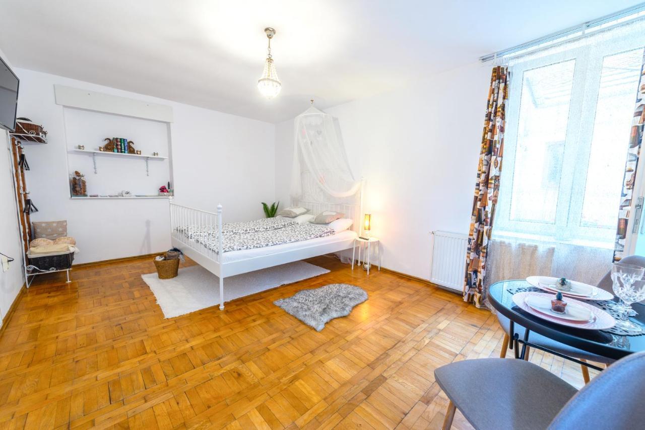 Pine House Appartement Braşov Buitenkant foto