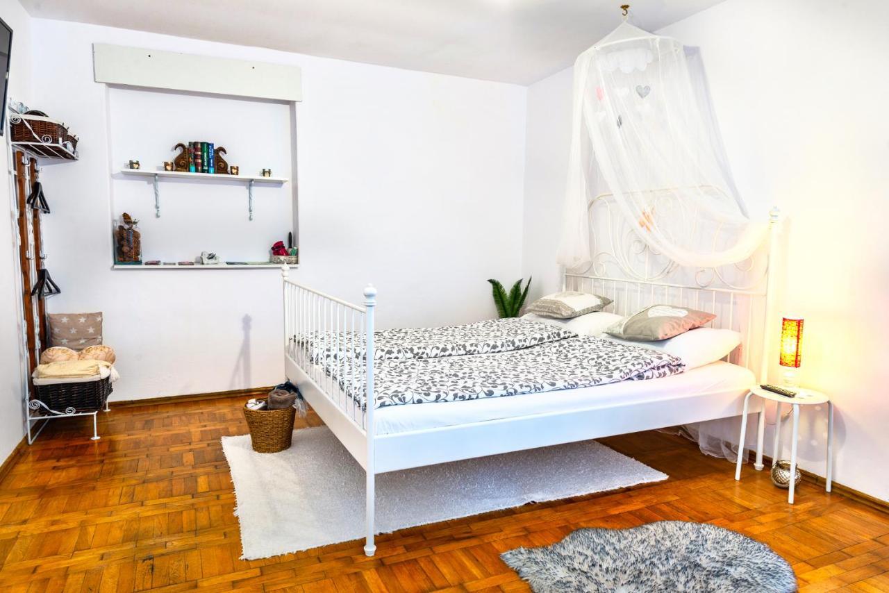 Pine House Appartement Braşov Buitenkant foto